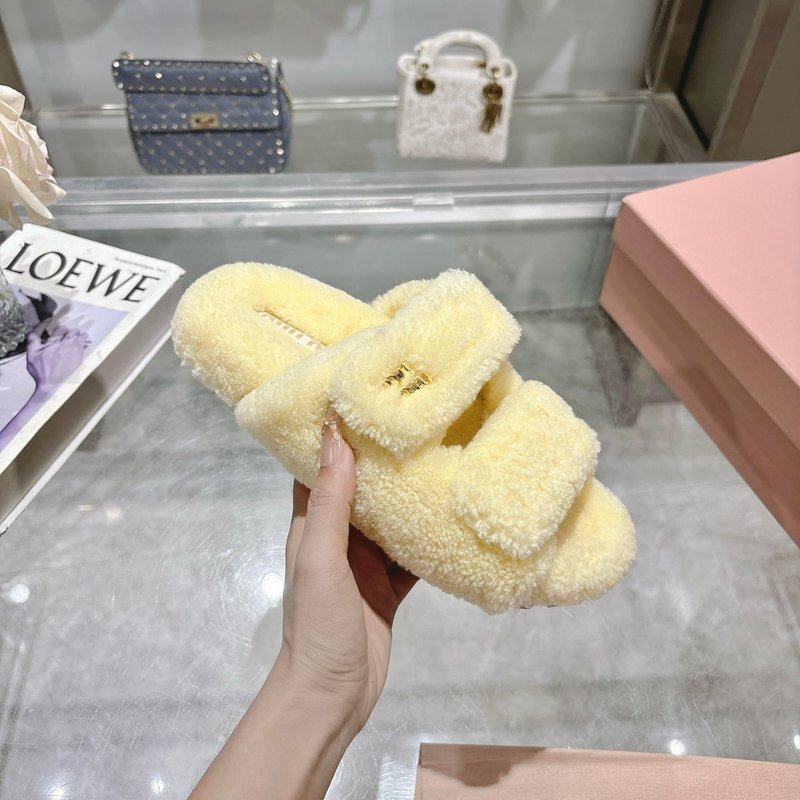 MIUMIU 클래식 가을 겨울 레터 퍼 슬리퍼 001-172027