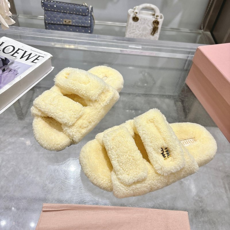 MIUMIU 클래식 가을 겨울 레터 퍼 슬리퍼 001-172027