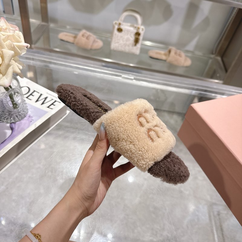 MIUMIU 클래식 가을 겨울 레터 퍼 슬리퍼 001-172031