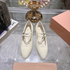 미우미우 굵은 힐 라운드 토 메리진 진주 버클 슈즈 001-172046