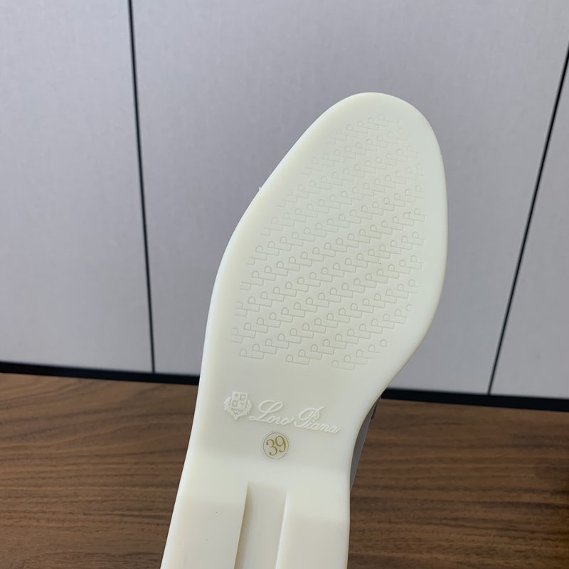 로로 피아나 스파이딩 스웨이드 로퍼 001-172247