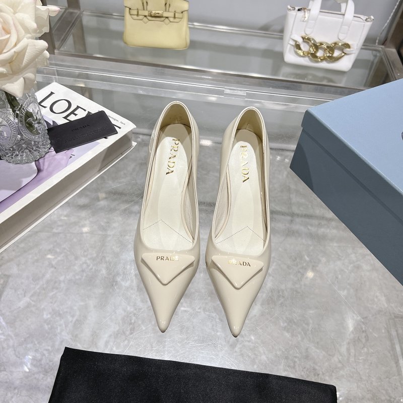 프라다 포인트 토 에나멜 하이힐 펌프스 001-172397
