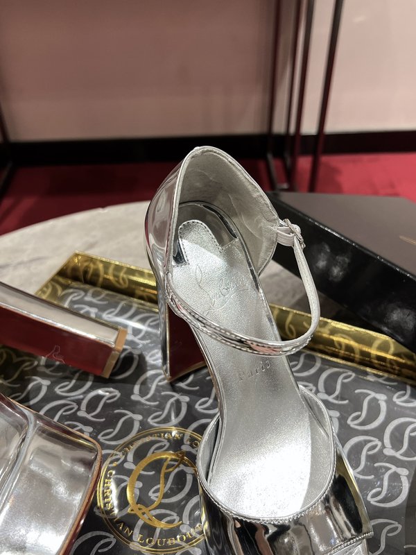 크리스찬 루부탱 블랙 에나멜 스트랩 힐 샌들 001-172672