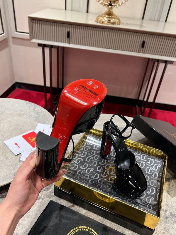크리스찬 루부탱 블랙 에나멜 스트랩 힐 샌들 001-172675