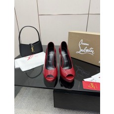 루부탱 에나멜 레드솔 스트랩 하이힐 001-172700