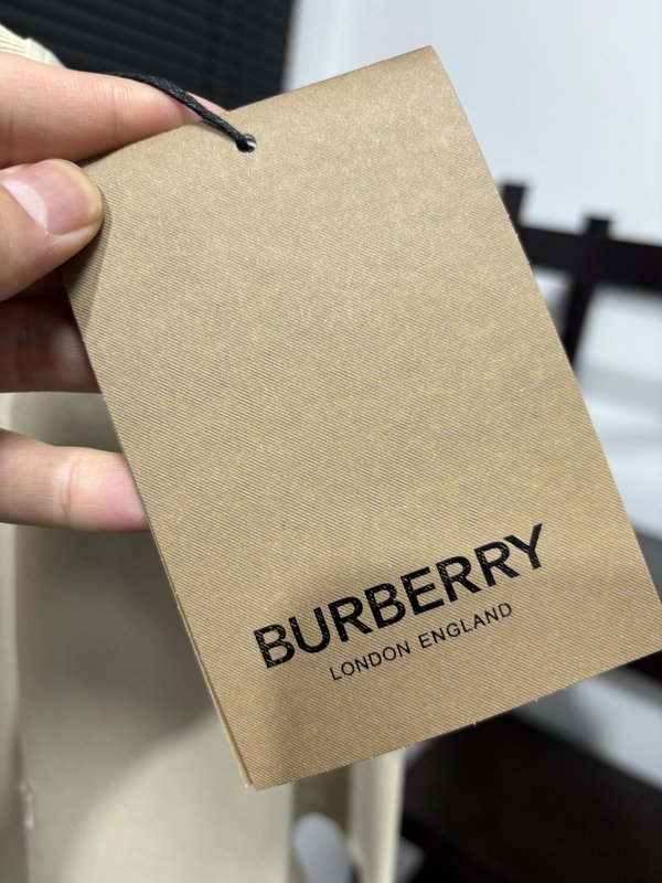 버버리 라운드넥 자수 반팔 티셔츠 001-172793
