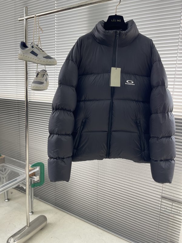 발렌시아가 자수 로고 하이넥 패딩 001-173336