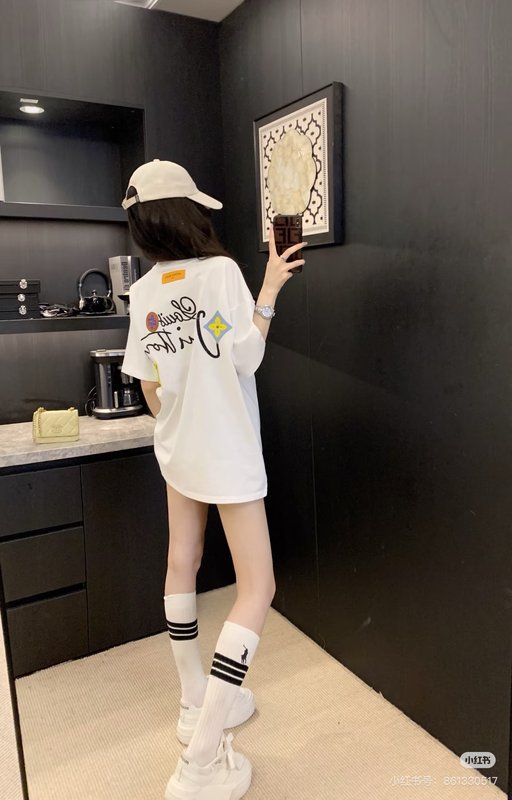 루이비통 크리에이티브 자수 라운드넥 반팔 티셔츠 001-174385