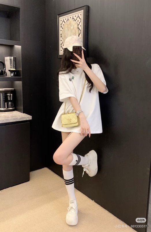 루이비통 크리에이티브 자수 라운드넥 반팔 티셔츠 001-174385