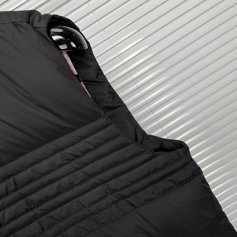 톰브라운 암포바 블랙 다운 베스트 001-174860