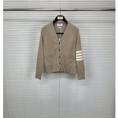 톰브라운 25SS 순모 V 넥 숏 카디건 스웨터 001-174931
