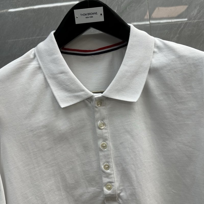 톰브라운 백면 스트라이프 포인트 칼라 반팔 티셔츠 001-176229