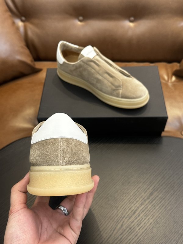 Kiton 남성 스웨이드 스니커즈 001-177864