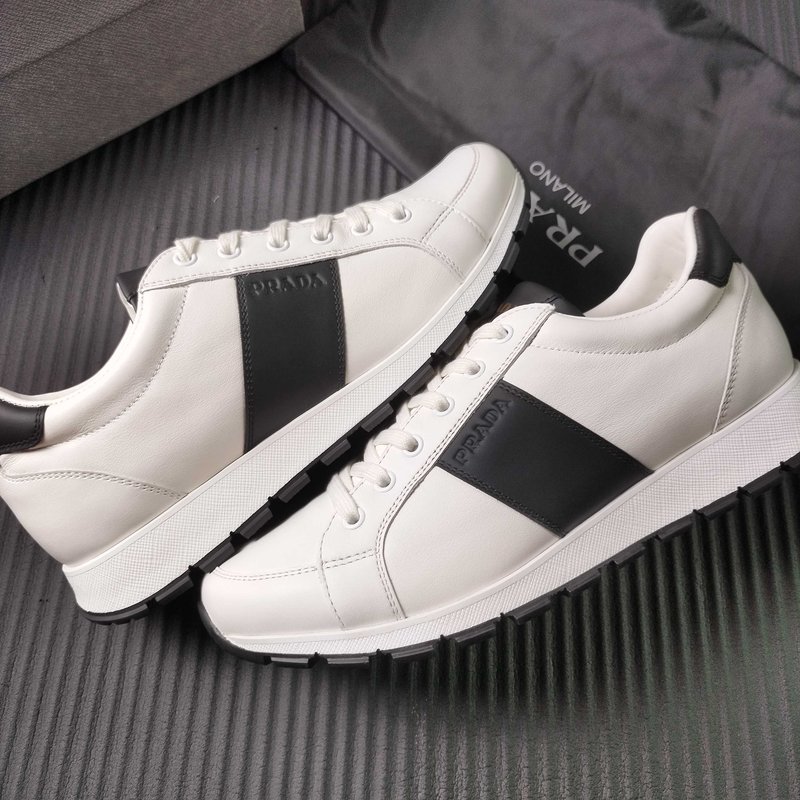 PRADA 프라다 클래식 블랙 화이트 스니커즈 001-180005