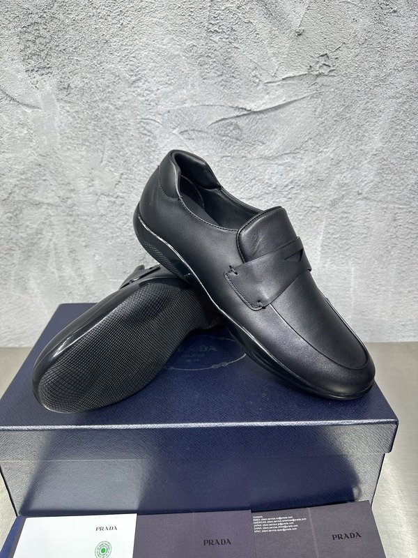 PRADA 프라다 광택 라운드 토 로퍼 슈즈 001-180022