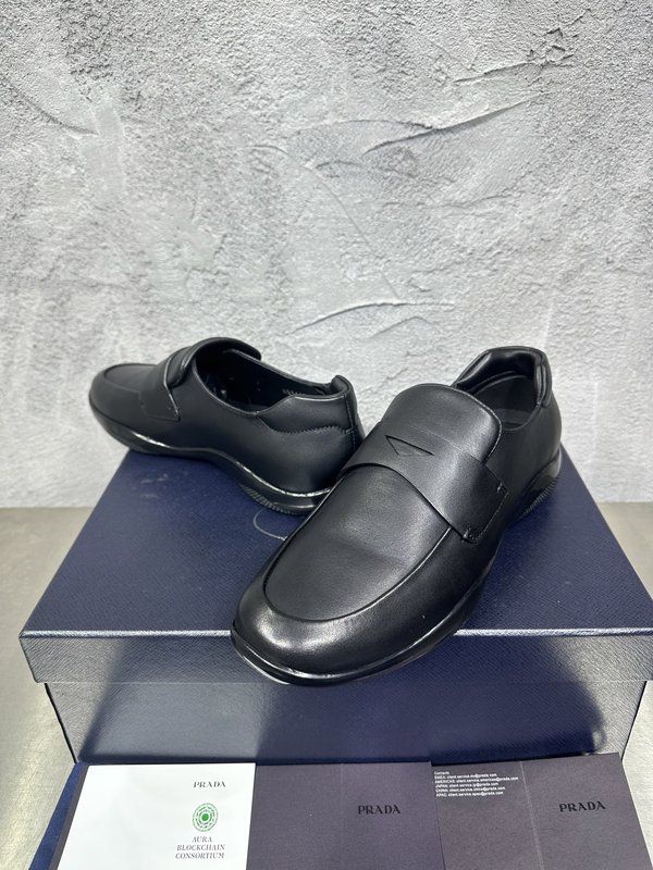 PRADA 프라다 광택 라운드 토 로퍼 슈즈 001-180022
