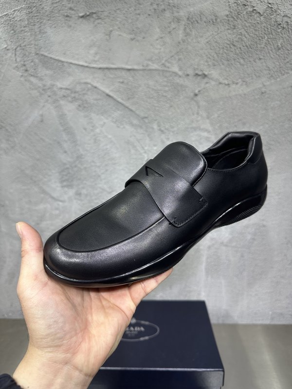 PRADA 프라다 광택 라운드 토 로퍼 슈즈 001-180022