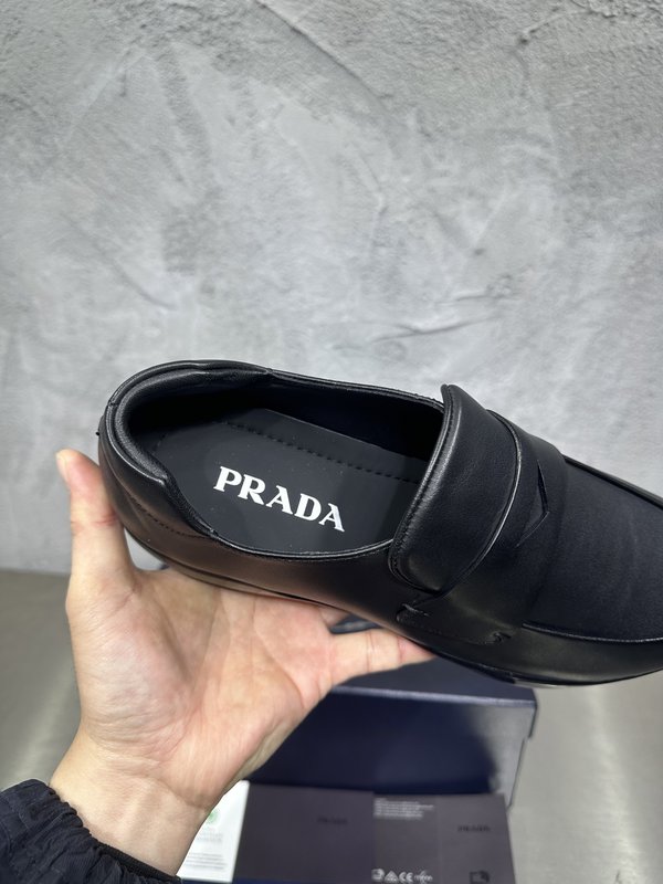 PRADA 프라다 광택 라운드 토 로퍼 슈즈 001-180022