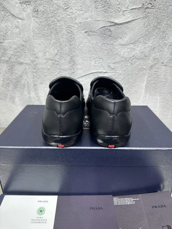 PRADA 프라다 광택 라운드 토 로퍼 슈즈 001-180022
