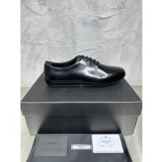 PRADA 레트로 남성 광택 가죽 뮬 슬리퍼 001-180028