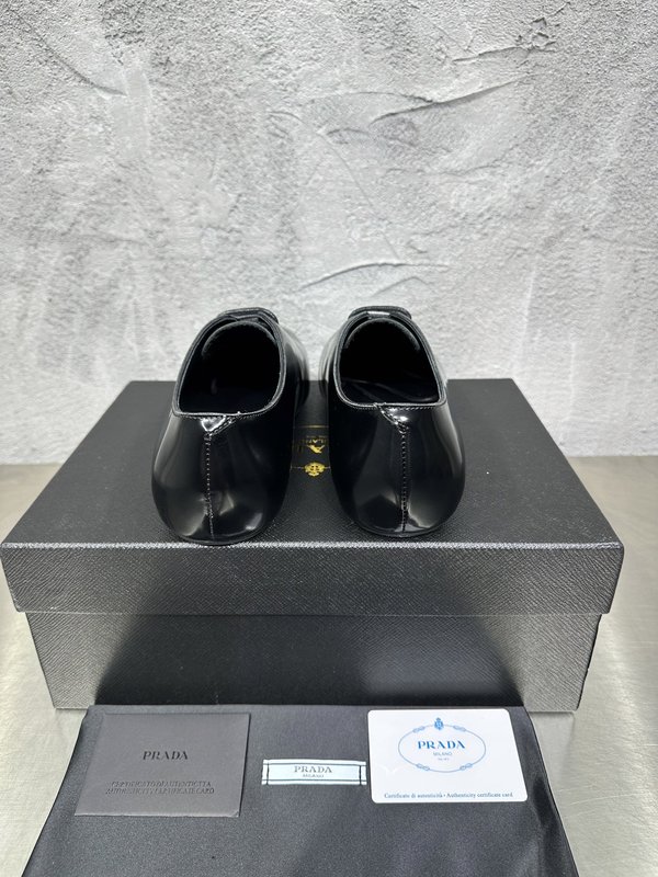 PRADA 레트로 남성 광택 가죽 뮬 슬리퍼 001-180028