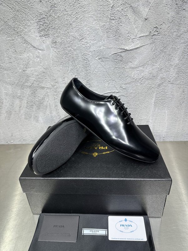 PRADA 레트로 남성 광택 가죽 뮬 슬리퍼 001-180028