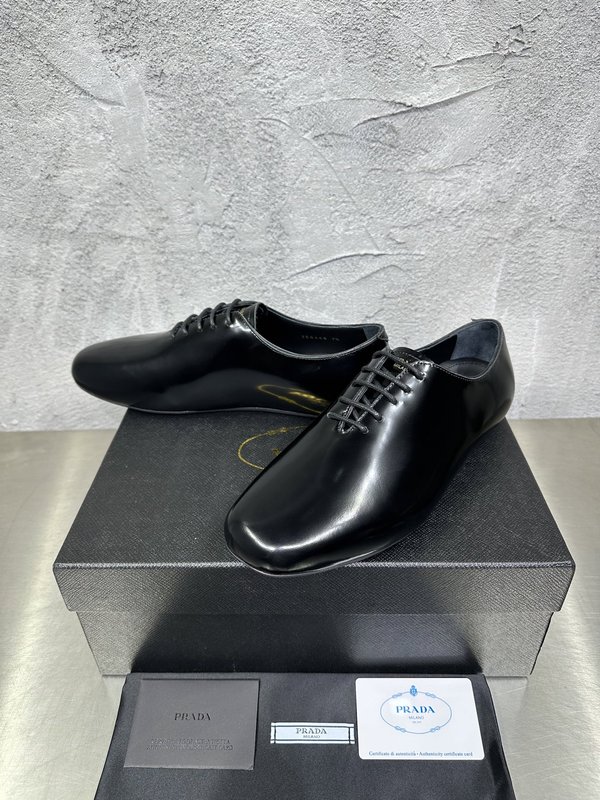 PRADA 레트로 남성 광택 가죽 뮬 슬리퍼 001-180028