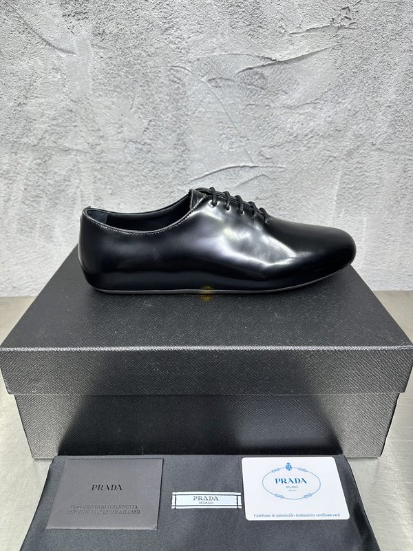 PRADA 레트로 남성 광택 가죽 뮬 슬리퍼 001-180028