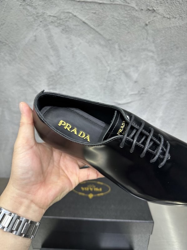 PRADA 레트로 남성 광택 가죽 뮬 슬리퍼 001-180028