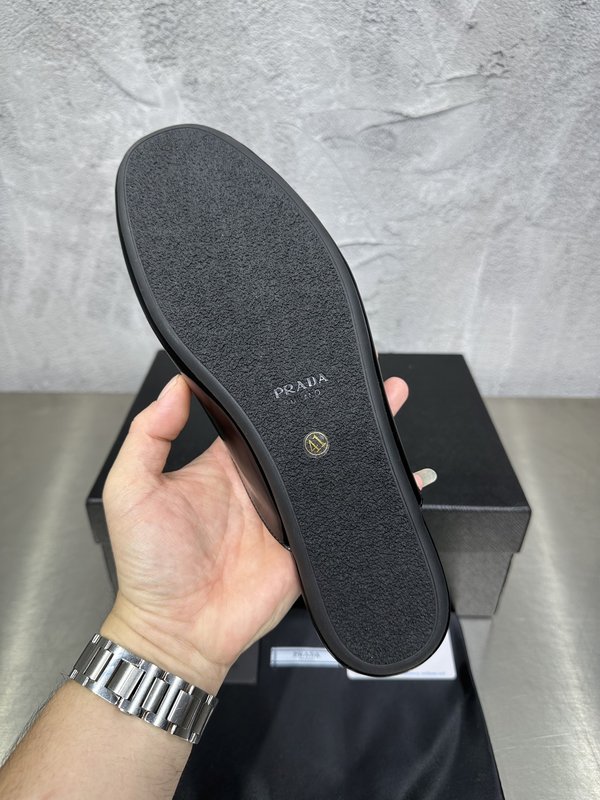 PRADA 레트로 남성 광택 가죽 뮬 슬리퍼 001-180030