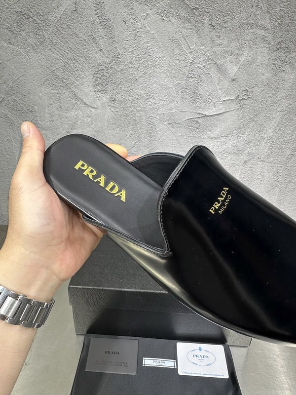 PRADA 레트로 남성 광택 가죽 뮬 슬리퍼 001-180030