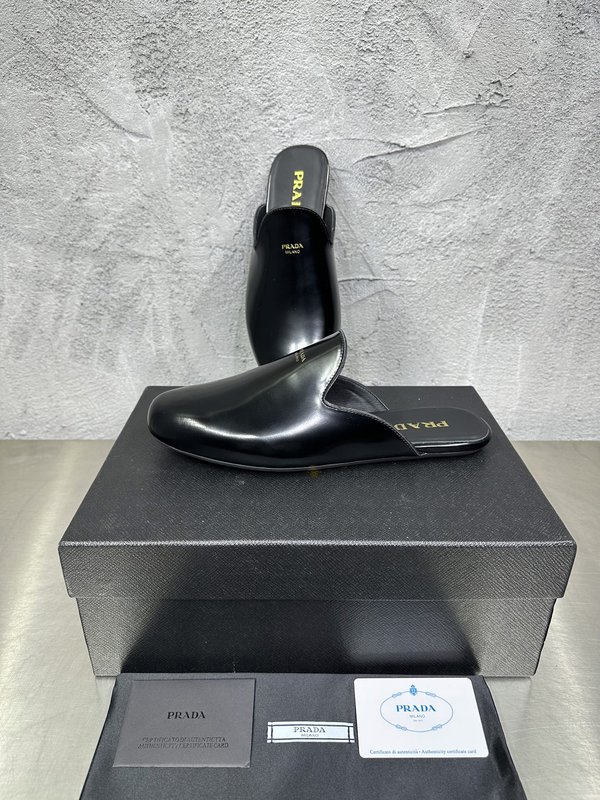 PRADA 레트로 남성 광택 가죽 뮬 슬리퍼 001-180030