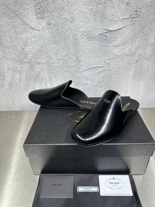 PRADA 레트로 남성 광택 가죽 뮬 슬리퍼 001-180030