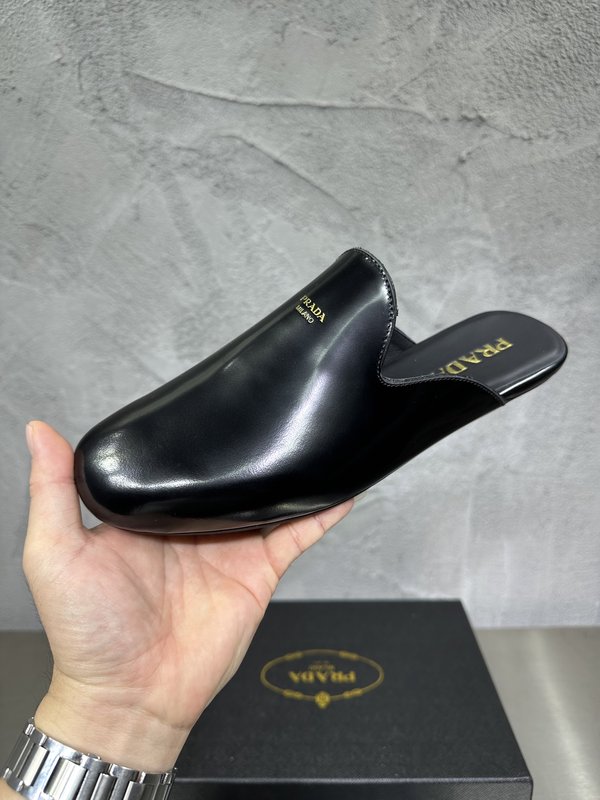 PRADA 레트로 남성 광택 가죽 뮬 슬리퍼 001-180030
