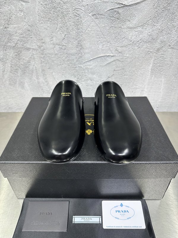 PRADA 레트로 남성 광택 가죽 뮬 슬리퍼 001-180030