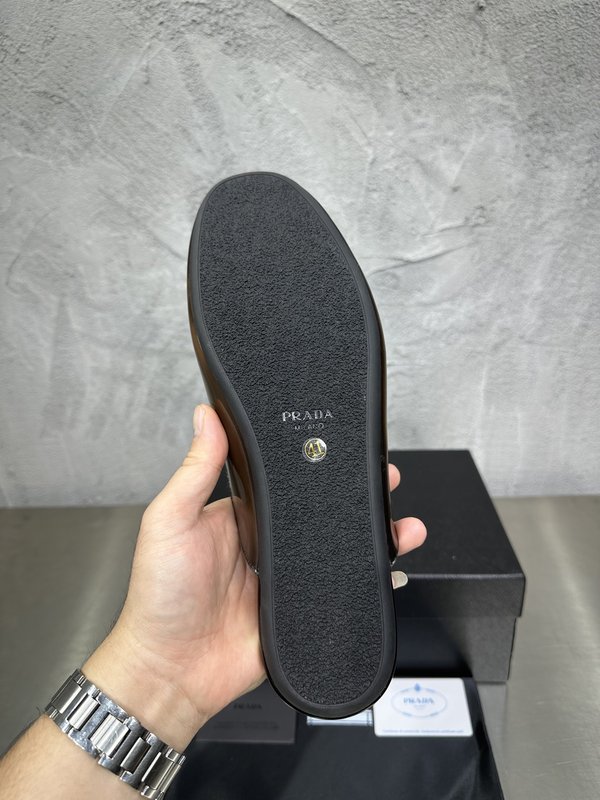 PRADA 빈티지 남성 광택 가죽 뮬 슬리퍼 001-180031