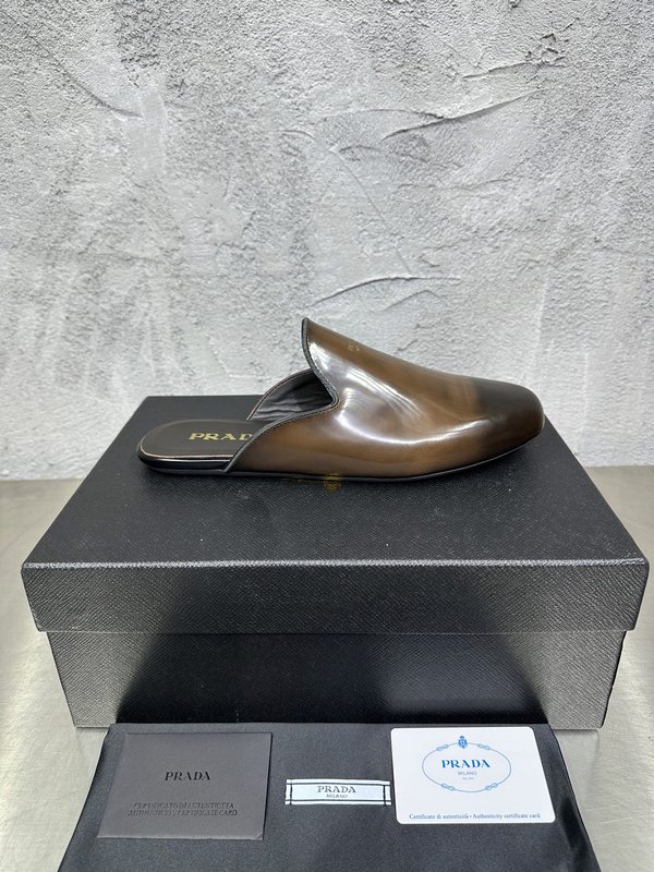 PRADA 빈티지 남성 광택 가죽 뮬 슬리퍼 001-180031