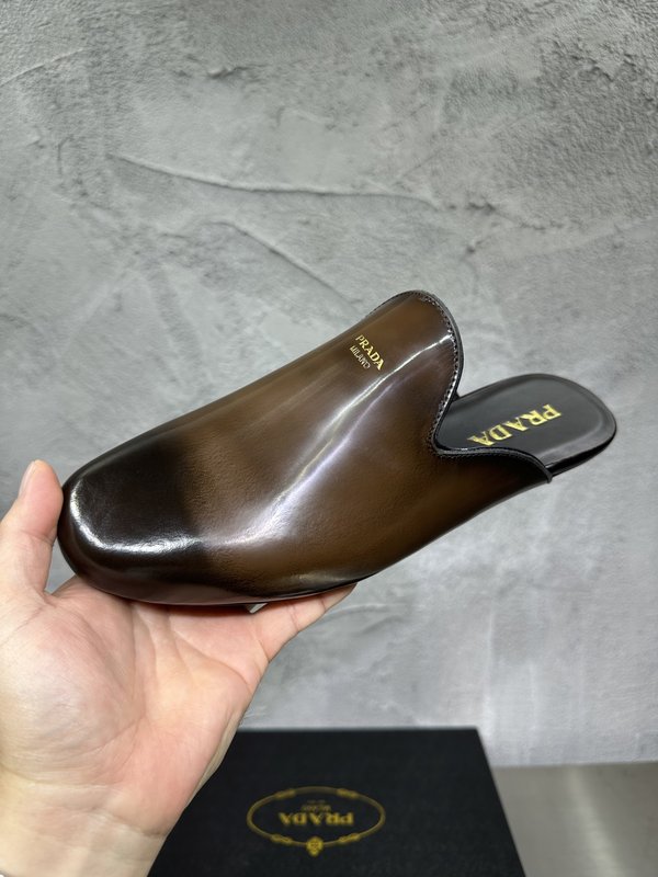 PRADA 빈티지 남성 광택 가죽 뮬 슬리퍼 001-180031