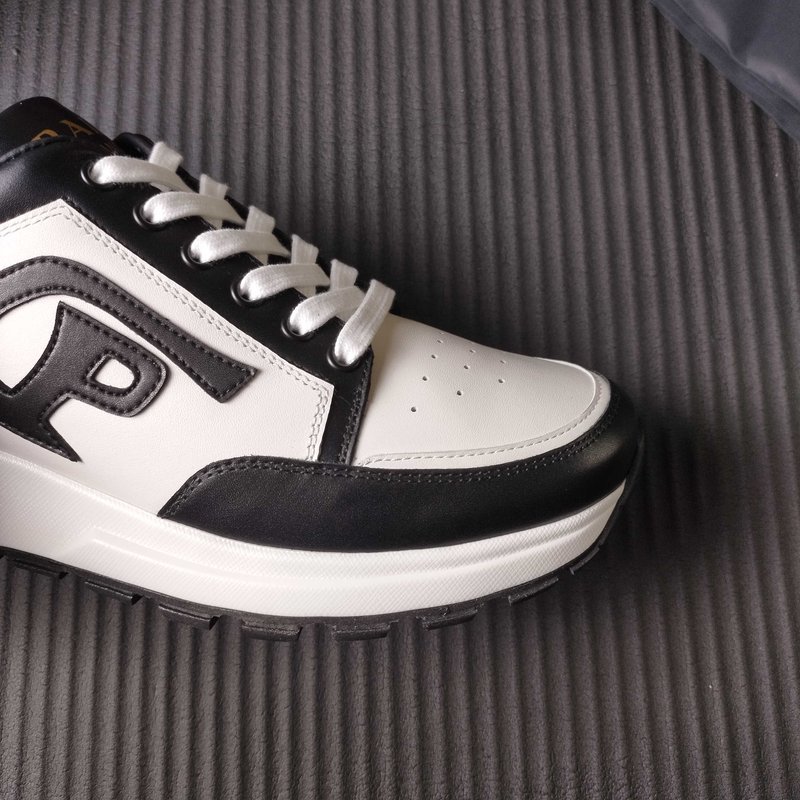 프라다 PRADA 블랙 화이트 스니커즈 001-180043