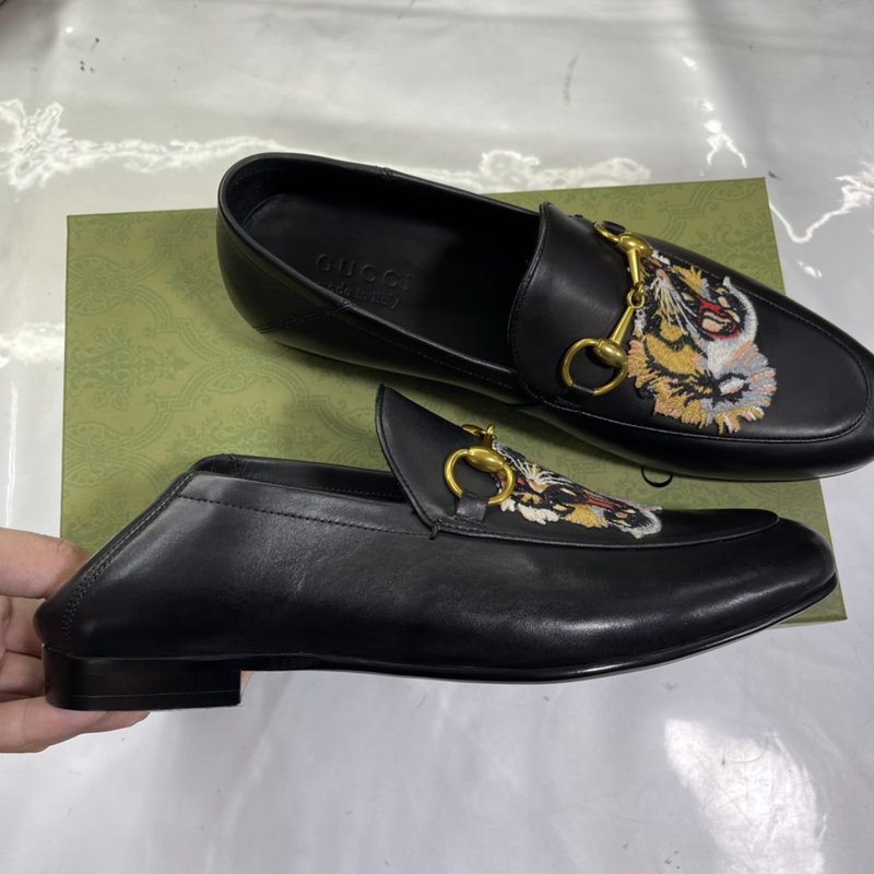 GUCCI 남성 블랙 가죽 로퍼 001-180139