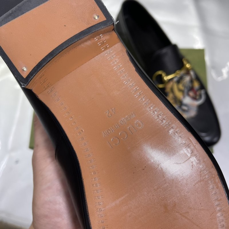 GUCCI 남성 블랙 가죽 로퍼 001-180139