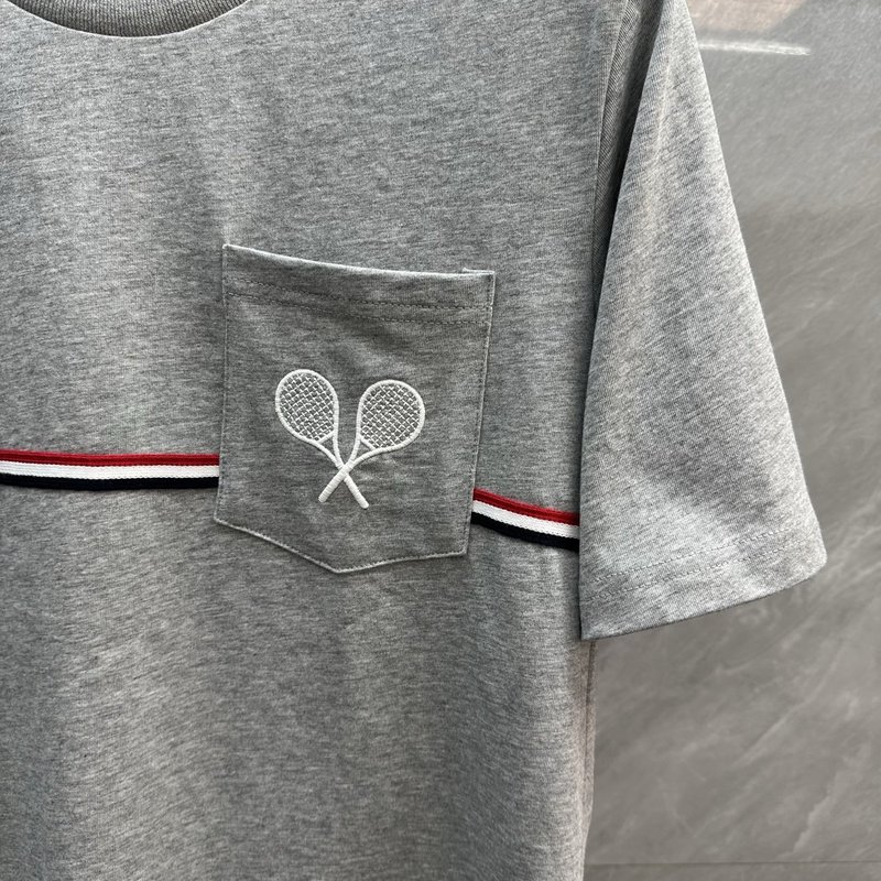 Thom Browne 테니스 라켓 자수 라운드넥 반팔티 001-181227