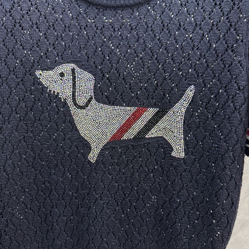 Thom Browne 라인스톤 강아지 반팔 니트 001-181239