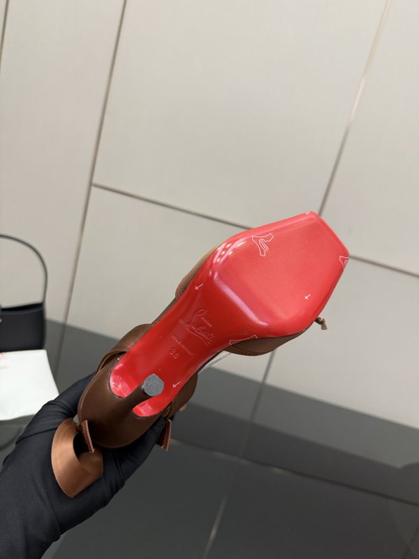 크리스찬 루부탱 스퀘어 토 스트랩 하이힐 001-182442