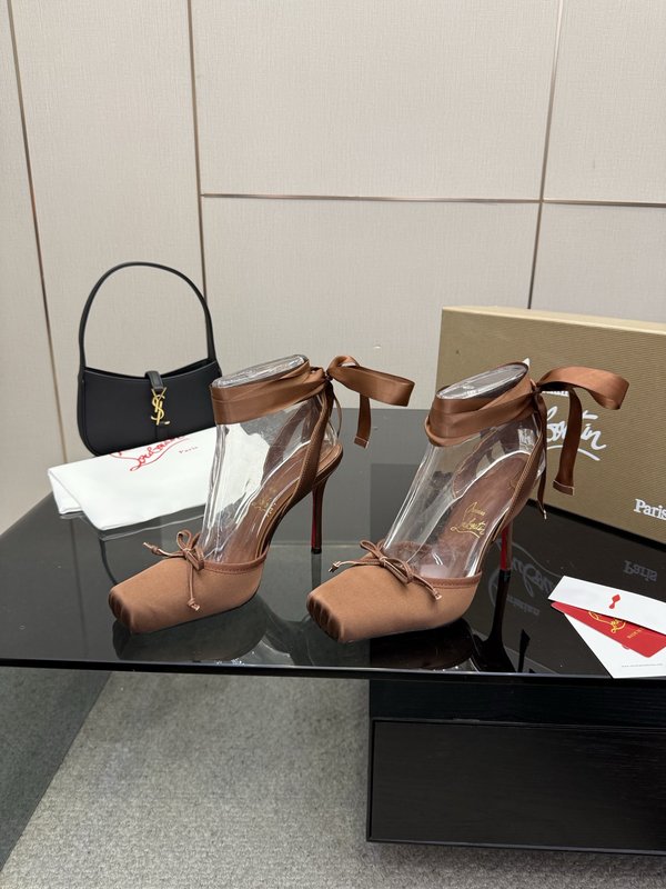 크리스찬 루부탱 스퀘어 토 스트랩 하이힐 001-182442