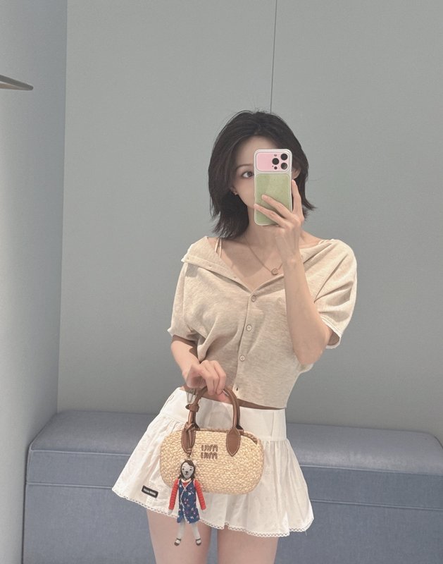 미우미우 화이트 자수 레이스 플리츠 하이웨이스트 미니스 001-182794