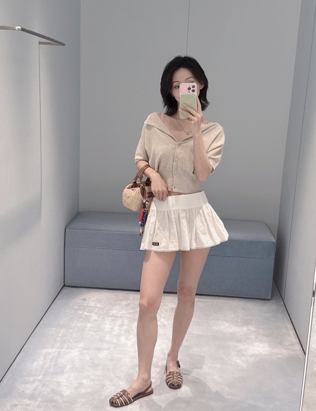 미우미우 화이트 자수 레이스 플리츠 하이웨이스트 미니스 001-182794
