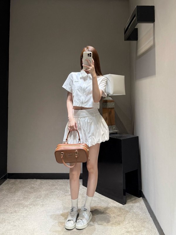 미우미우 화이트 디스크 칼라 지퍼 셔츠 스커트 세트 001-182817