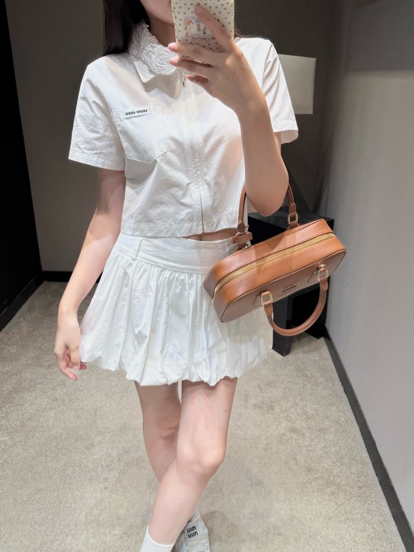 미우미우 화이트 디스크 칼라 지퍼 셔츠 스커트 세트 001-182817