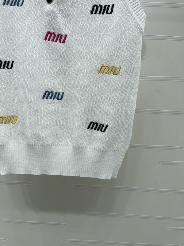 미우미우 칼라 자수 레터링 니트 조끼 001-182825